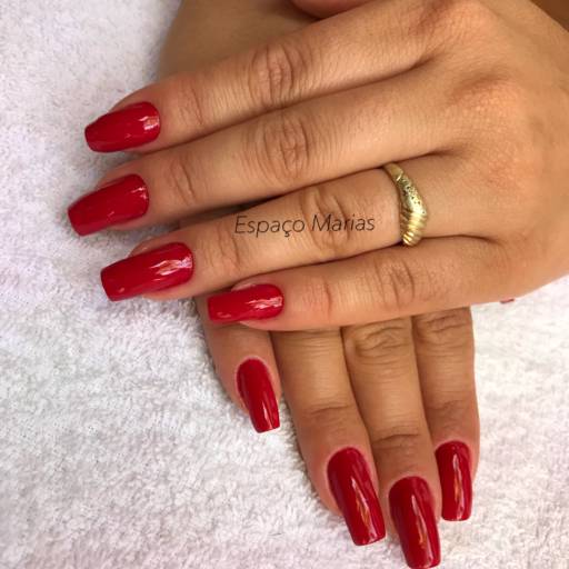 Unha com esmaltação vermelha 