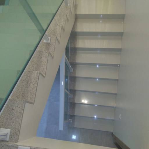 ESCADA EM PORCELANATO E GRANITO BRANCO SIENA por Marmoraria Design