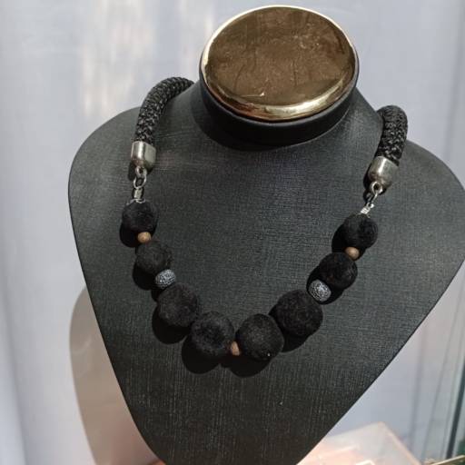 colar esferas preta