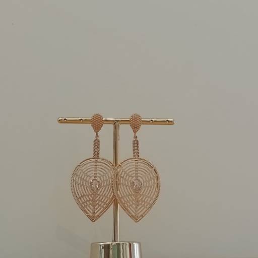 Comprar o produto de Brinco formato folha dourado semi-joia MyF  em Roupas e Acessórios pela empresa Loja Ego 3 p - Roupas e Acessórios Femininos em Botucatu, SP por Solutudo