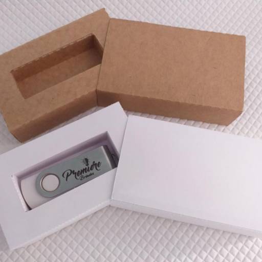 Kit pen drive giratório + sacola 17 x 12,5 cm + caixinha de kraft pardo ou branco personalizados em Americana, SP por Premiere Brindes 