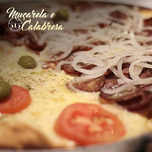 Pizza de Muçarela e Calabresa por 515 Pizza & Grill