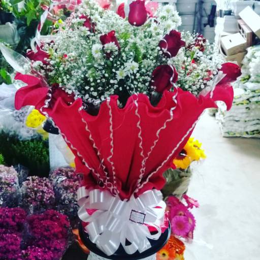 Comprar o produto de Buquê de rosas! em A Classificar pela empresa Azaleia Floricultura em Caraguatatuba, SP por Solutudo