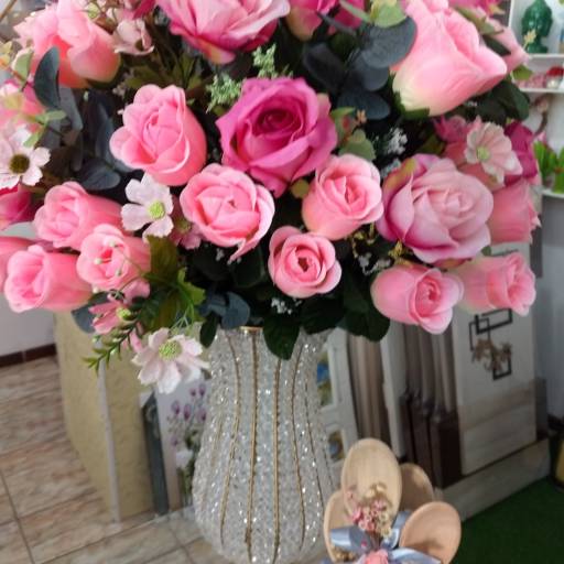 Comprar o produto de Vaso com pedraria e arranjo de flores rosa. em A Classificar pela empresa Tico Multiflores em Bauru, SP por Solutudo