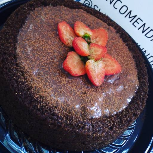 bolo funcional de cacau feito na forma piscina com brigadeiro fake