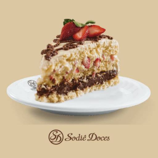 Bolo de Brigadeiro com Creme e Morangos por Sodiê Doces