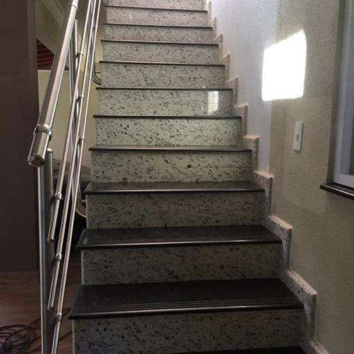 Corrimão de escada inox escovado por Serralheria Spaço Corrimão