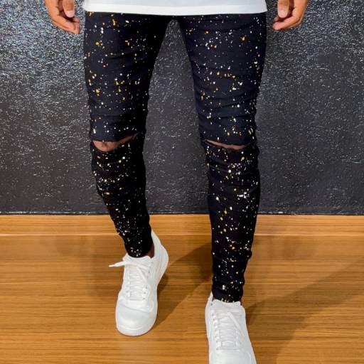 Calça Jeans Masculina Preta Skinny com Rasgo no Joelho e Detalhes Splash