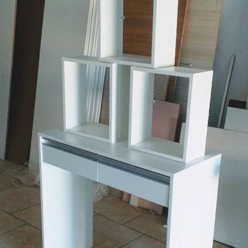 Mesa com 2 gavetas + Trio de Nichos em Bauru, SP por Móveis Fábrica de Sonhos Bauru