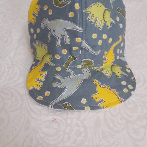 Boné infantil em patchwork por Artes da Faby Atelie