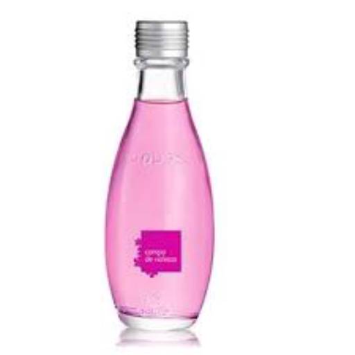 Campos de violetas: Floral moderado, um campo repleto de delicadas flores.