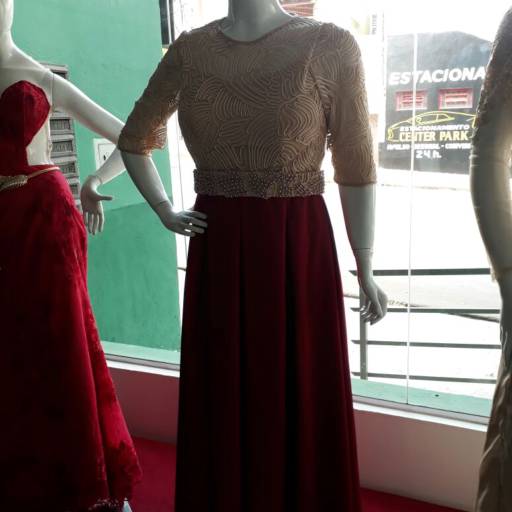 Vestido nude com corpo marsalla por Rose Jordan Noivas & Festas  