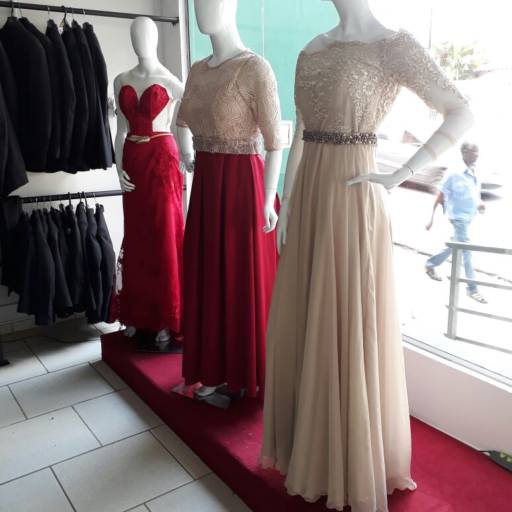 Vestido nude com corpo marsalla por Rose Jordan Noivas & Festas  