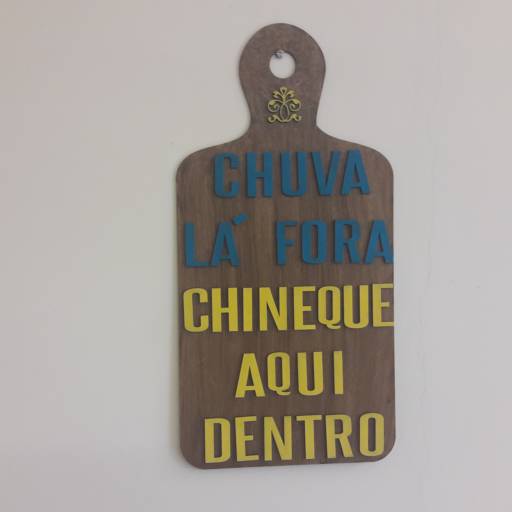 Comprar o produto de Placa MDF "Chuva lá fora, chineque aqui dentro" em Quadros Decorativos pela empresa Joinvilleiros em Joinville, SC por Solutudo