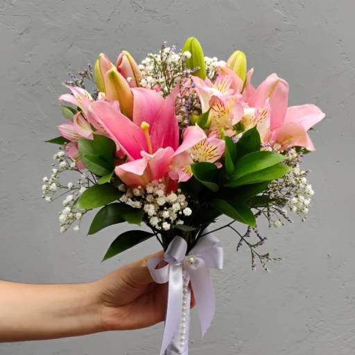 Verso de Noiva - Lírios Rosa em Foz do Iguaçu, PR por Floricultura As Flores da Carol - Vila A