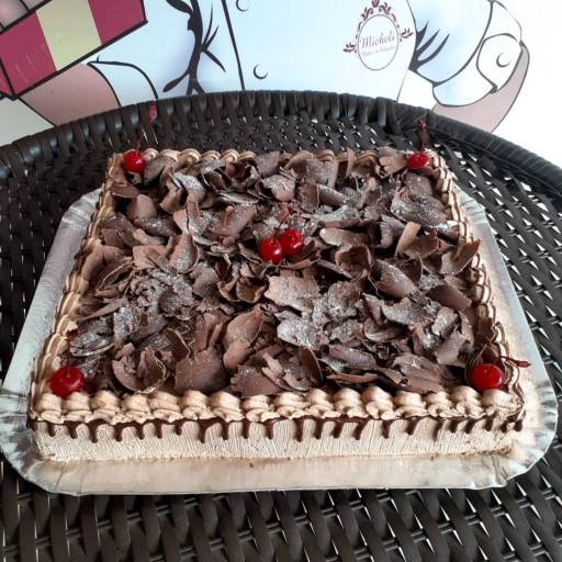 Bolo floresta negra, decorado com raspas de chocolate, ganache e cerejas. 