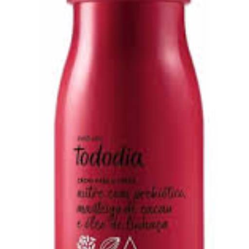 Com fragrância inspirada na combinação envolvente das cerejas com a cremosidade das nozes de avelã, o Desodorante Hidratante Corporal Cereja e Avelã Tododia deixa sua pele macia, hidratada e com um perfume delicioso. 