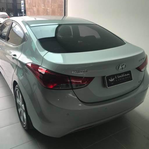 ELANTRA 1.8 2011/2012 por Helfen Motors