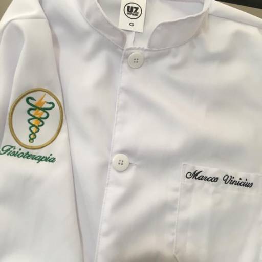 Jalecos personalizados  por UZ360 Uniformes