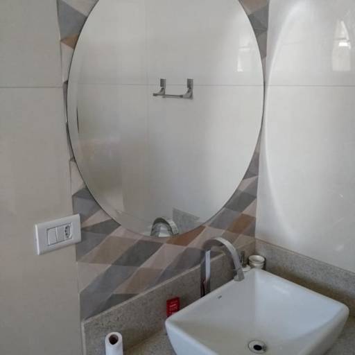 Espelhos bisotê ilustrando obra da banheira. Arte com requinte. por Top Vidros Espelhos bisotê ilustrando obra da banheira. Arte com requinte. por Top Vidros