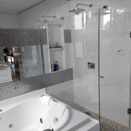 Espelhos bisotê ilustrando obra da banheira. Arte com requinte. por Top Vidros