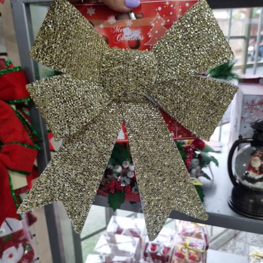 Laço Dourado Grande 20x24cm em Mineiros, GO por Império das Embalagens Doces & Festas