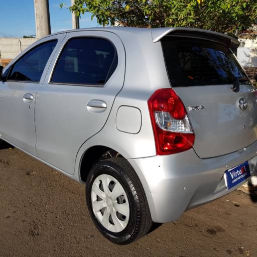 ETIOS HATCH 1.3 X FLEX 2016 por Virtual Carros Particulares