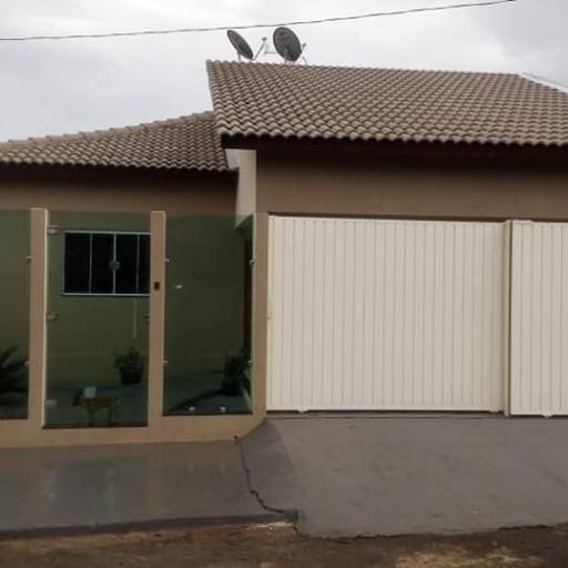 Muro e portão de vidro verde. Antes e depois com o serviço executado com garantia Top Vidros. por Top Vidros Muro e portão de vidro verde. Antes e depois com o serviço executado com garantia Top Vidros. por Top Vidros