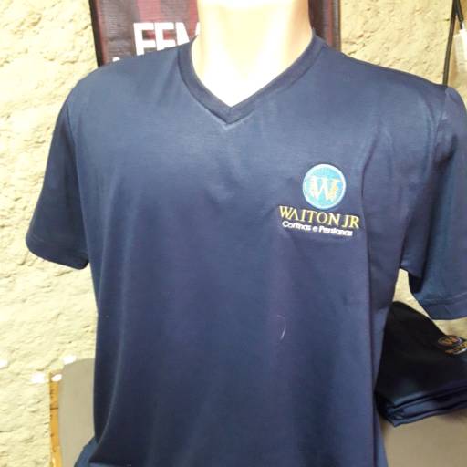 Camiseta com Decote V por MK Confecções - Uniforme em Atibaia 