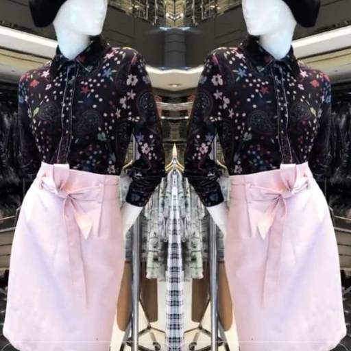 Camisa Floral de Veludo (Disponível no Tamanho: 40 e 42). Saia Clochard de Couro Eco ( Última peça Disponível no Tamanho: 38/40).