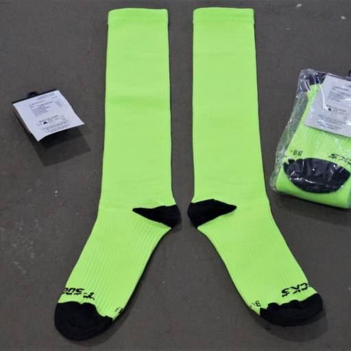 MEIA DE COMPRESSÃO CANO LONGO 3/4 38 A 43) VERDE NEON PRETO T-SOCKS em Bauru, SP por Two Force Bike Shop
