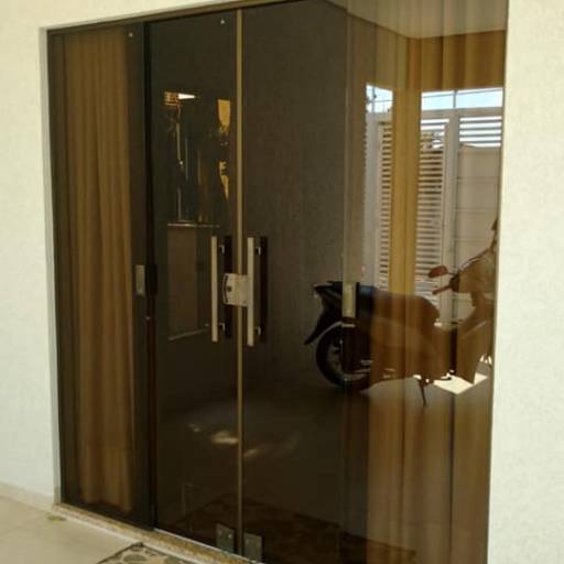 Mais uma obra entregue com requinte e sofisticação vidro na cor bronze.  por Top Vidros Mais uma obra entregue com requinte e sofisticação vidro na cor bronze.  por Top Vidros