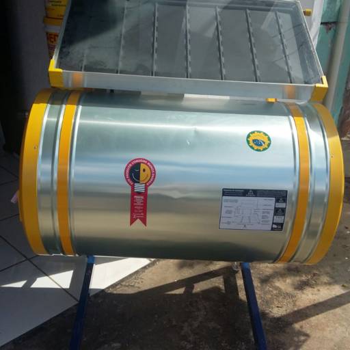 Placa solar e boiler, usado em aquecimento residencial por Akento Piscinas e Aquecedor Solar
