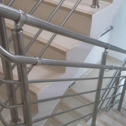 Corrimão padrão bombeiro de inox escovado por Serralheria Spaço Corrimão