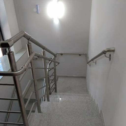 Corrimão padrão bombeiro de inox escovado por Serralheria Spaço Corrimão