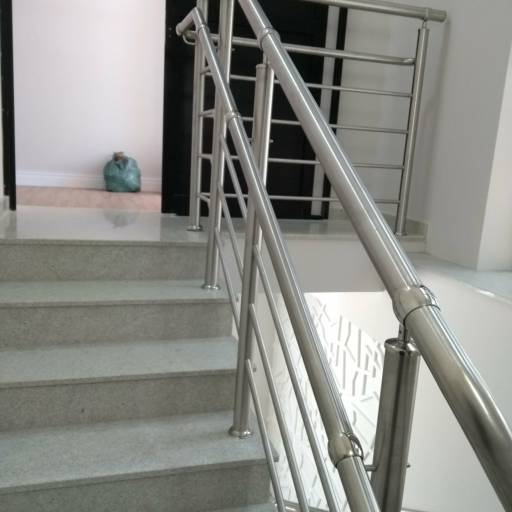 Corrimão padrão bombeiro de inox escovado por Serralheria Spaço Corrimão