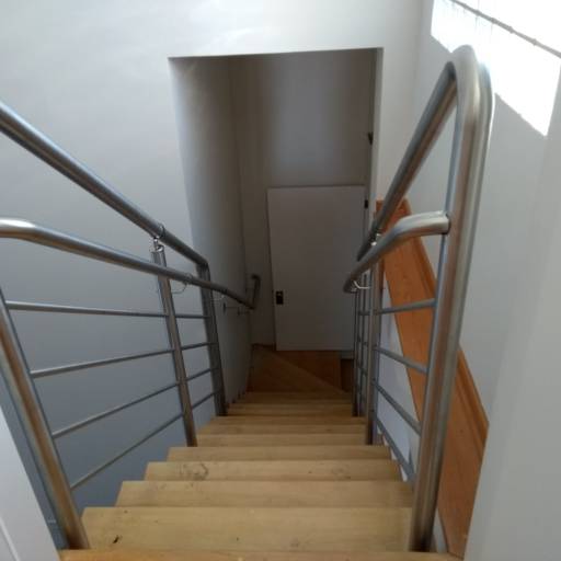 Corrimão padrão bombeiro de inox escovado por Serralheria Spaço Corrimão