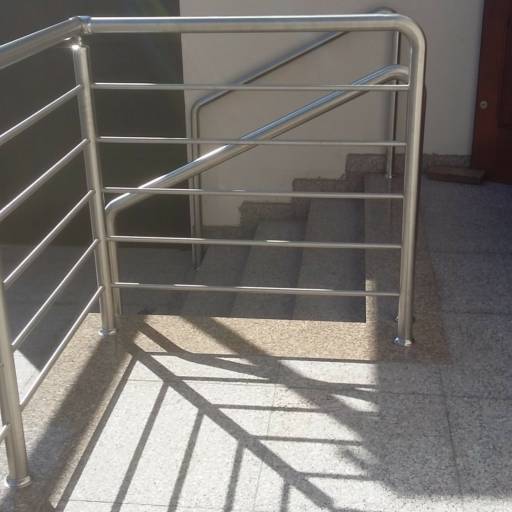 Corrimão padrão bombeiro de inox escovado por Serralheria Spaço Corrimão