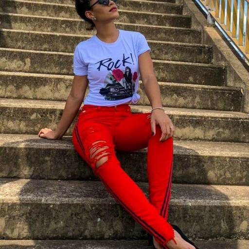 Calça Collor de Sarja Destroyed c/ galão na lateral, Barra assimétrica e desfiada (Disponível no Tamanho: 36 e 38).  T-Shirt de Malha Rock (Disponível no Tamanho: P). em Bauru, SP por Blessing Store 