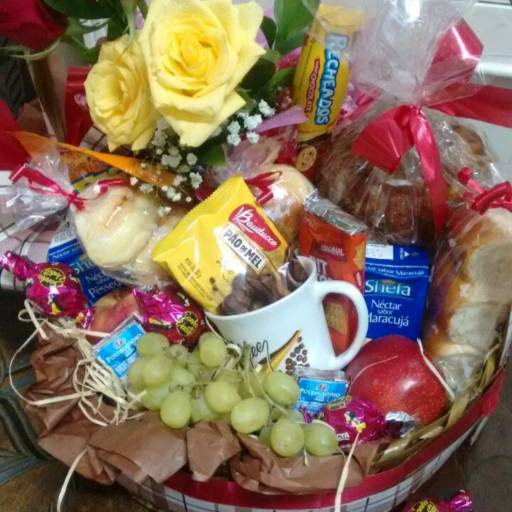 Comprar o produto de Cesta Café da manhã com Rosas em A Classificar pela empresa Floricultura Eres Bauru em Bauru, SP por Solutudo