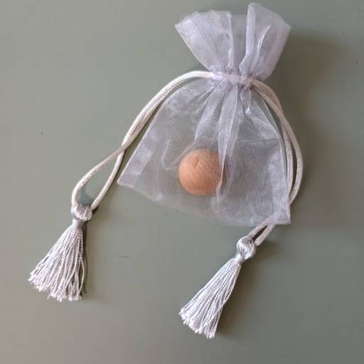 Bola de cedro  + saquinho de organza  