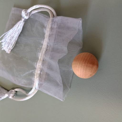 Bola de cedro  + saquinho de organza
