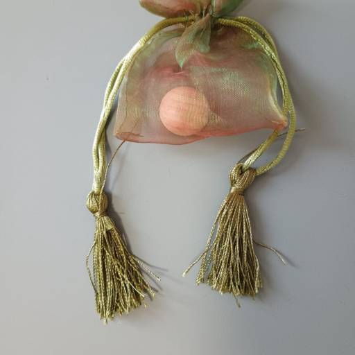 Bola de cedro  + saquinho de organza  