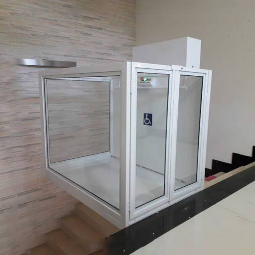 Modelo com Fechamento em Vidro com Abertura Tipo Portão por Elevadores para Casa