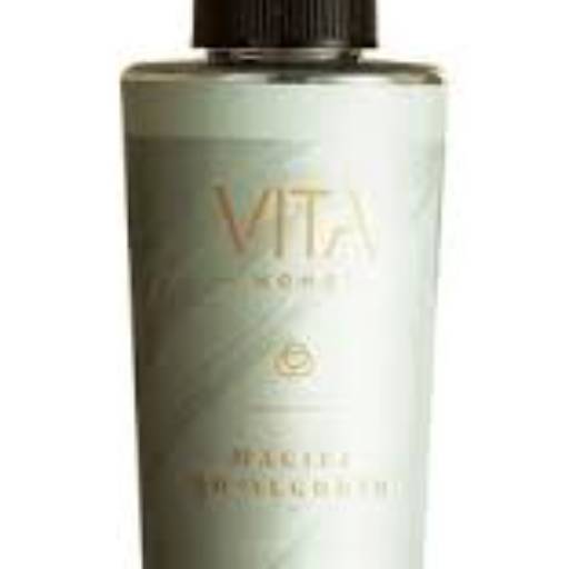 Aromatizador de ambiente com 150 ml de volumetria, em formato de spray e embalagem plástica com sobre tampa. Vita Home Aromatizadores, para você que ama a sua casa bem cuidada e cheirosa! Utilize para perfumar e decorar sua casa! Nota olfativa: Composto por notas quentes e amadeiradas.