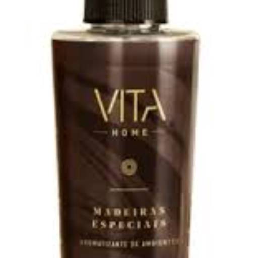Aromatizador de ambiente com 150 ml de volumetria, em formato de spray e embalagem plástica com sobre tampa. Vita Home Aromatizadores, para você que ama a sua casa bem cuidada e cheirosa! Utilize para perfumar e decorar sua casa! Nota olfativa: Composto por notas quentes e amadeiradas.