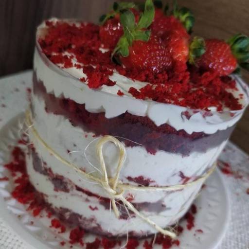 Bolo de Red velvet com brigadeiro branco ou brigadeiro de ninho
