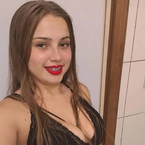 Prazer sou a Beatriz, uma massagista apaixonada pelo que faço, com dedicação e carinho vou te proporcionar um momento de alto conhecimento e conforto, tenho mãos macias que vão te deixar no paraíso.