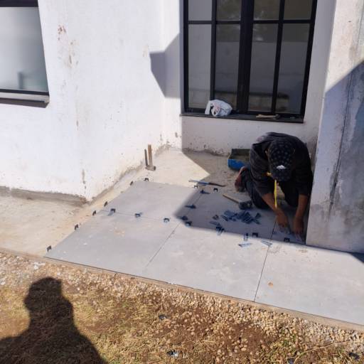 Assentamento de Pisos no Ninho Verde II com Precisão