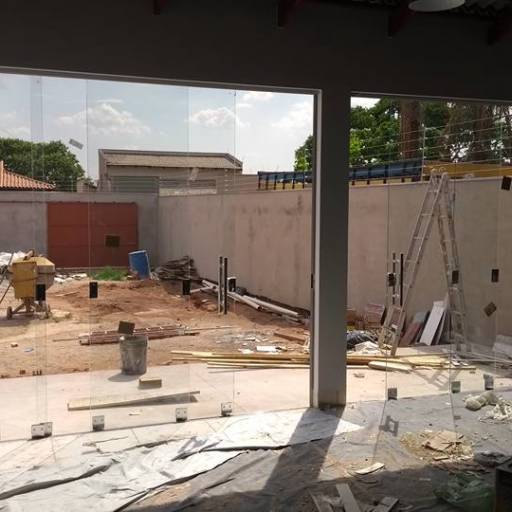 Portas com sistemas invertidos, janelas com fechadura e janela maxim ar por Top Vidros